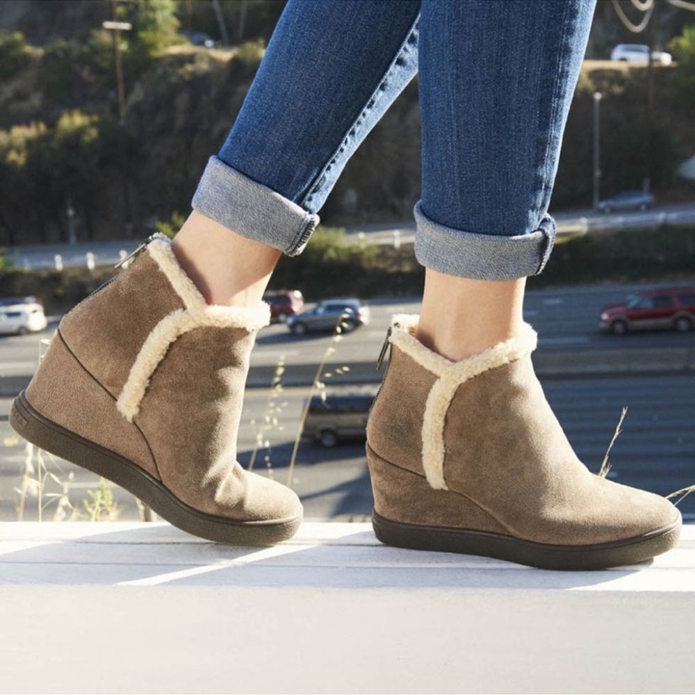 NWOB! Aquatalia Pebbled Suede Genuine Leather Wedge Shearling Zip Ankle Boots